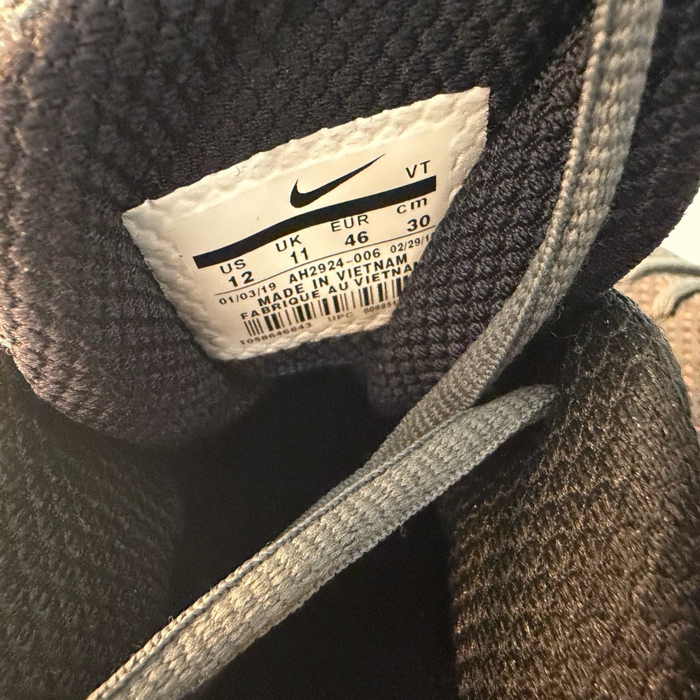 Nike AirMax 720 Orange and Black - Picture 5 of 8